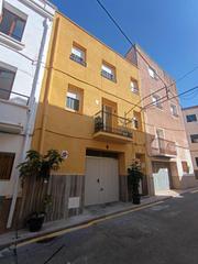 Casa a Perelló (El). Amplia casa de pueblo con garaje y balcón en el centro de el per
