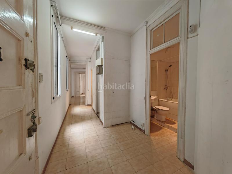Foto 38186f2a-26fe-4418-b04e-6769011b74fe. Piso exterior, amplio, en buen estado en Raval Barcelona