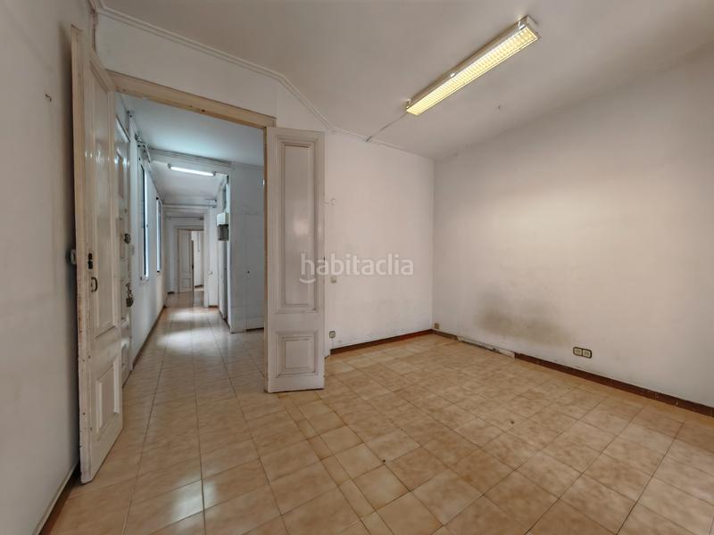 Foto a31aa187-8278-49c2-a0a2-a05d42d1145c. Piso exterior, amplio, en buen estado en Raval Barcelona