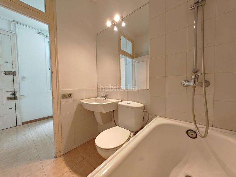 Foto af45e0f7-9da7-4bd7-a90d-e4d777324c3c. Piso exterior, amplio, en buen estado en Raval Barcelona