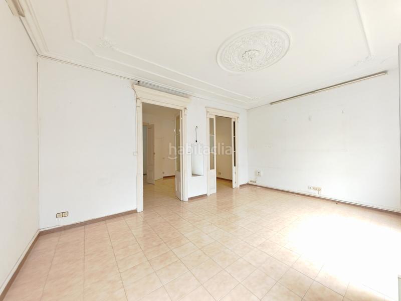 Foto baee5fcf-7985-45fa-a471-910b4bfe9070. Piso exterior, amplio, en buen estado en Raval Barcelona