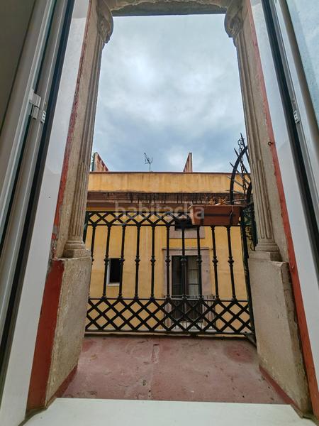 Foto c1a9fbe2-188b-4237-a18d-182940c0d494. Piso exterior, amplio, en buen estado en Raval Barcelona