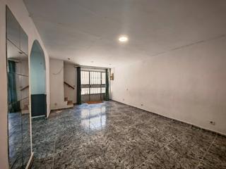Pis  Passatge de vintró. Duplex, piso en planta calle.