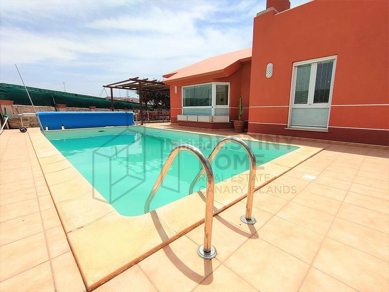 Foto 7a03f03a-e9c4-4644-b275-c2ecd10cec4c. Xalet amb piscina a Corralejo Oliva (La)