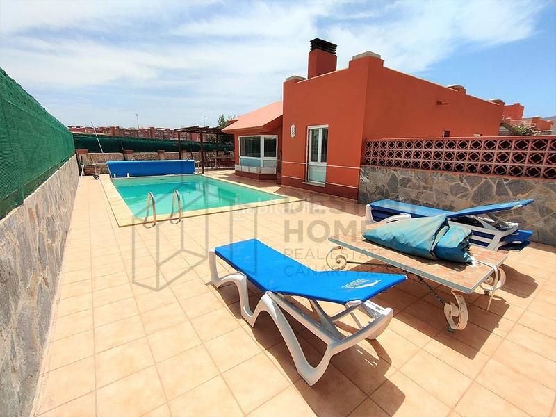Foto c9f8beff-01c0-4e8a-a6c0-5980e01e4284. Xalet amb piscina a Corralejo Oliva (La)