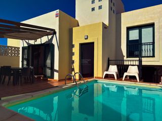 Casa  Lanzarote. Espectacular chalet con piscina en venta en corralejo