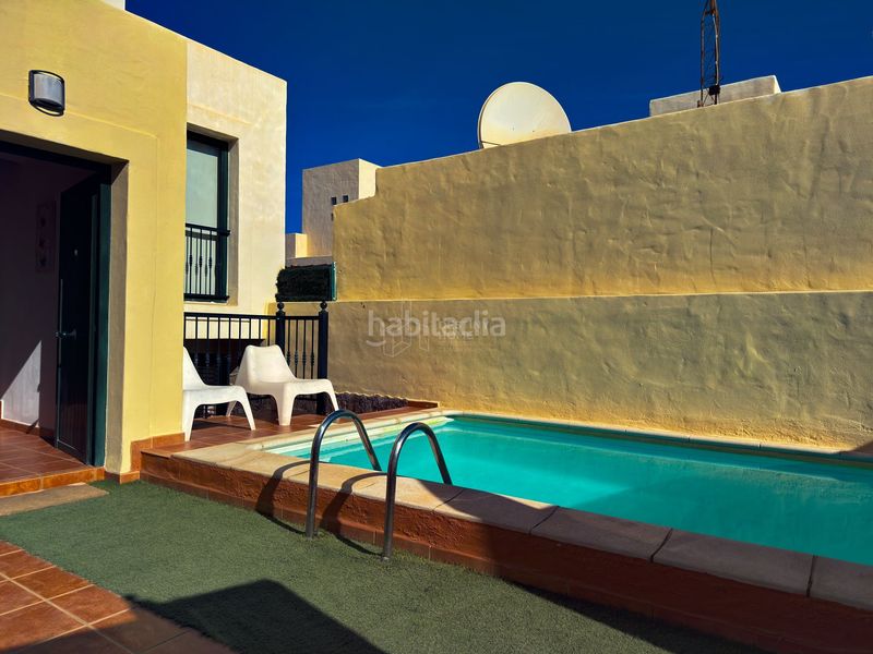 Foto 0cb313f9-2b53-478c-ba76-bd5052ea9443. Casa amb piscina a Corralejo Oliva (La)