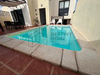 Haus  Lanzarote. Espectacular chalet con piscina en venta en corralejo
