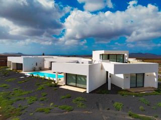 Chalet in Villaverde. Villa exclusiva 4 suites  piscina infinity, barra exterior y vis