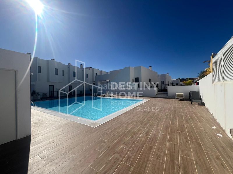 Foto e54e8f56-2c88-4542-a506-cd9a51c475a5. Dúplex amb piscina a Corralejo Oliva (La)