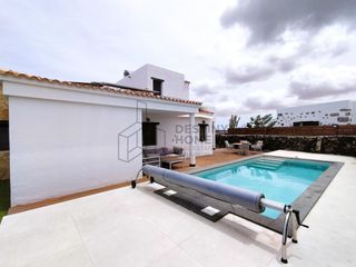 Chalet  Calle san antonio. Villa independiente con piscina privada en lajares