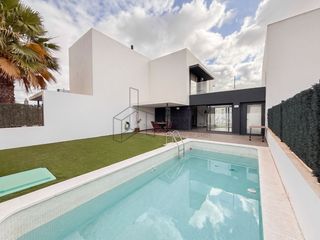 Casa  Morisca. Villa moderna en villaverde con piscina y máxima privacidad