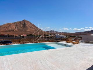 Chalet  Paraje la era vieja. Villa moderna con piscina climatizada y vistas al mar y la monta