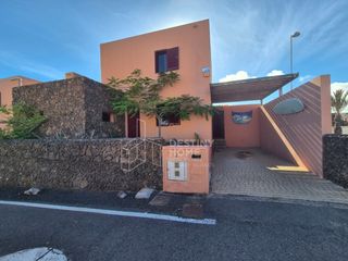 Duplex in Corralejo. Dúplex de 4 dormitorios con piscina privada y vistas a los volca