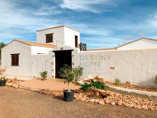 Casa  Miguel betancor garcia. Maravilloso chalet de lujo con piscina en venta en tuineje