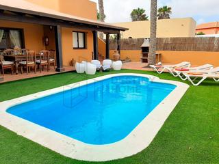 Chalet  Guirre. Villa de lujo con piscina en corralejo