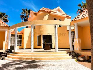 Chalet  Sargo. Villa de lujo en corralejo playa