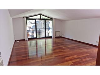 Rent Apartment  Carretera d'erts. Amplio atico de 4 habitaciones