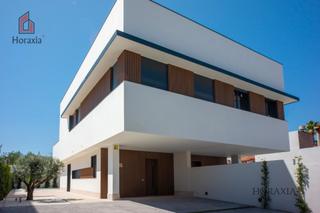 Casa aparellada a Lluminetes. Casa en playa castelldefels