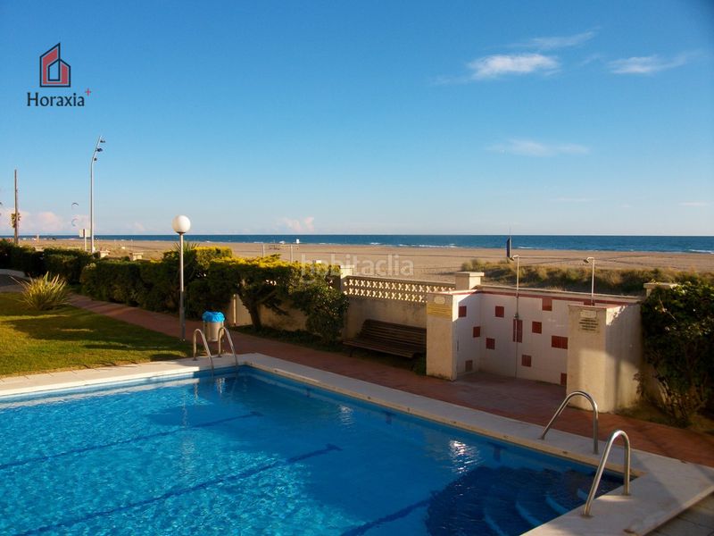 Foto 5c128220-5760-4fa3-a86b-84350c084d53. Pis amb xemeneia calefacció piscina a Lluminetes Castelldefels