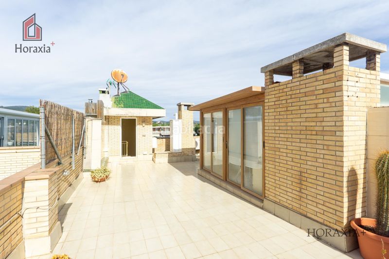 Foto 66a600cb-f640-43a0-a6d9-7f2eac9895b4. Pis amb xemeneia calefacció piscina a Lluminetes Castelldefels