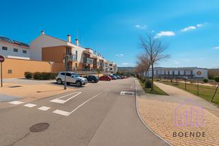 Casa adosada  Calle de almería. Chalet adosado en urbanización con piscina, plaza de garaje y tr