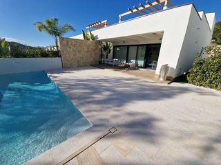 Chalet in Monforte del Cid. Espectacular villa en primera linea de campo de golf