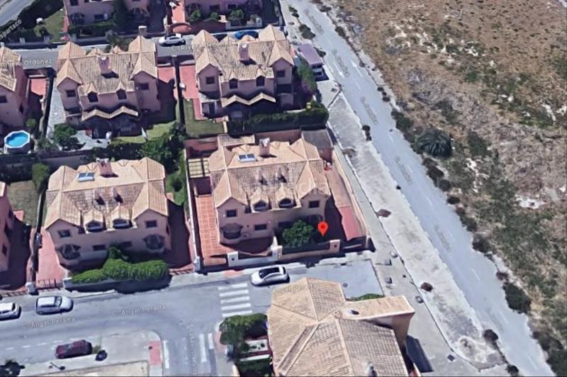 Foto cbd60d37-f1c5-48e2-b125-25e2a0b9a9a0. Casa aparellada a Colegio Europa Espartinas