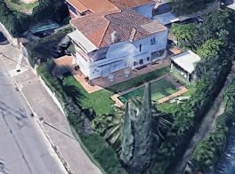 Chalet  Calle m�sico guerrero. Chalet de dos plantas con jardin y piscina. �el brillante�. c�rd