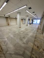 Lloguer Local Comercial a Centro. Ref.b162 se alquila amplio local céntrico