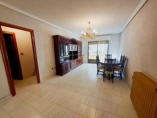 Piso en Centro. Ref. 2504. en venta piso con cochera en calle ancha