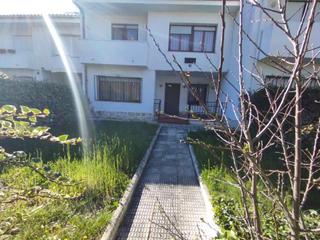 Chalet à Trespaderne. Chalet adosado con terreno, en urbanización con piscina.