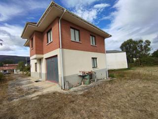 Maison à Merindad de Cuesta - Urria. Casa en merindad de cuesta urria con más de tres mil metros de t