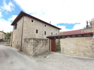 Casa a Medina de Pomar. Casa de piedra con cubierta nueva y fachada totalmente reformada