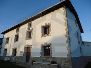 Casa a Valle de Losa. Casa de piedra con anexos y bonitos terrenos en venta en el vall