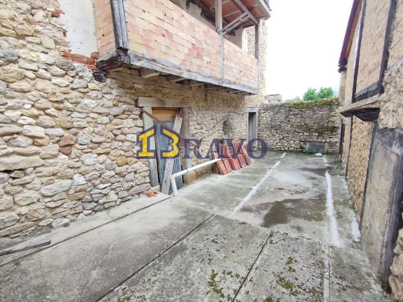 Foto 584b9aad-e881-4bb6-b4a6-8a7cec988964. Casa amb calefacció a Medina de Pomar