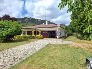 Casa a Merindad de Montija. Chalet independiente en venta en merindad de montija