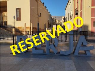 Piso en Calle pardo 8. Un hogar con historia y elegancia en el corazón de berja
