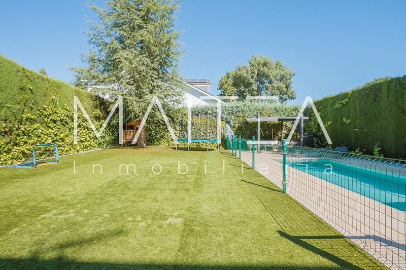 Foto 8a67ffc9-973f-4656-b2b8-c23a6601e540. Casa aparellada amb xemeneia calefacció aparcament piscina a Galapagar