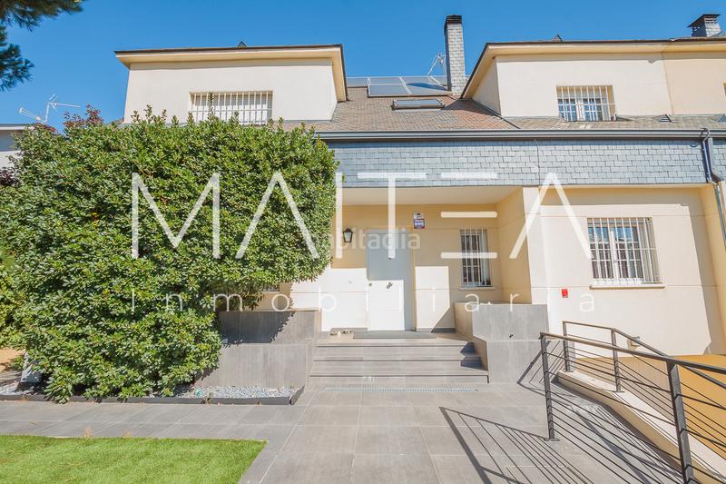 Foto 361f435b-cdc9-44cd-bf1b-6bfd24ab5465. Doppelhaus mit kamin heizung parking pool in Parquelagos-Puente Nuevo Galapagar