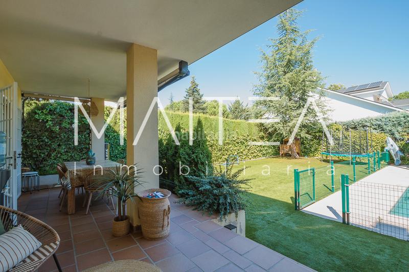 Foto 89d7aa27-814f-4ce2-8086-b0bd5c8b721e. Doppelhaus mit kamin heizung parking pool in Parquelagos-Puente Nuevo Galapagar