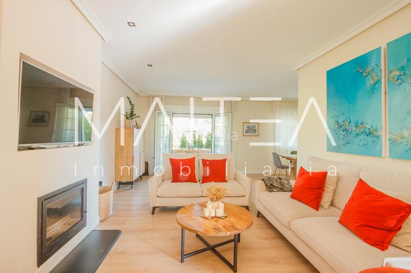 Foto 3e6d92db-4240-4651-986d-9d75b965c71c. Towny house with fireplace heating parking pool in Galapagar