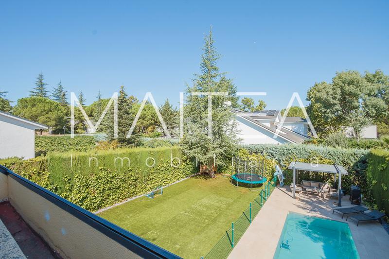 Foto 8f53e2a9-ecc9-450d-be5a-09bf938546ac. Towny house with fireplace heating parking pool in Galapagar