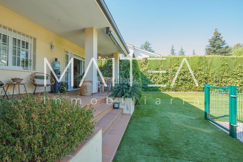 Foto b2598f47-c3d1-45bc-84d9-695c3fc1869e. Towny house with fireplace heating parking pool in Galapagar