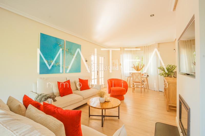 Foto c6ac6dae-8f45-43b7-8a6e-63ab527fd933. Towny house with fireplace heating parking pool in Galapagar