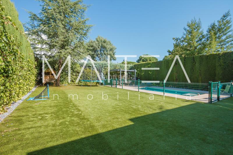 Foto eb966e9a-5bde-44fb-9559-8bb19c5a09c3. Towny house with fireplace heating parking pool in Galapagar