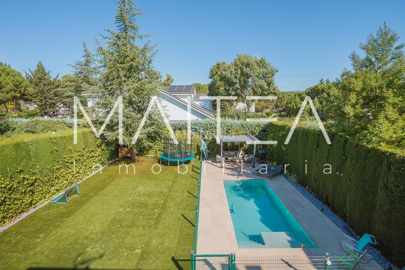 Foto f95036e2-cc68-4b9a-b18b-fd8eec803fea. Towny house with fireplace heating parking pool in Galapagar