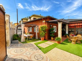 Chalet  Calle la tabierna 10. Vivienda unifamiliar con amplia parcela en pleno centro de suanc