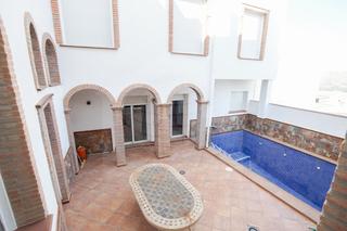 Casa a Calle concepción 66. Casa en esquina con aparcamiento y piscina privada en cártama –