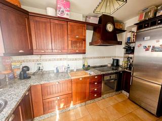 Casa adossada a Calle suecia 7. Casa de 3 dormitorios, 2 baños, sótano y patio en estación de cá